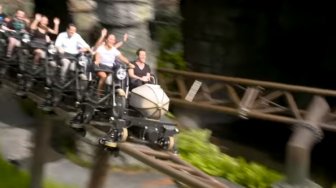 Demi Naik Roller Coaster Motor Harry Potter, Pengunjung Rela Antre 10 Jam
