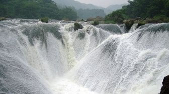 Huangguoshu jadi peraduan 18 air terjun di dataran tinggi Guangzhou (Wikimedia Commons Waitin Z)