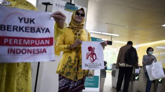 Sejumlah perempuan yang tergabung dalam Gerakan Nasional #SelasaBerkebaya melakukan kampanye berkebaya di Stasiun MRT Dukuh Atas, Jakarta, Selasa (25/6). ANTARA FOTO/Galih Pradipta