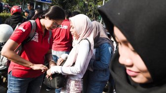 Petugas kepolisian merazia barang bawaan mahasiswa saat gelar patroli cipta kondisi gabungan P4GN di Universitas Nasional, Jakarta, Selasa (25/6). ANTARA FOTO/Galih Pradipta