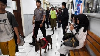 Petugas unit K9 Polda Metro Jaya (unit keamanan dengan bantuan anjing pelacak) merazia narkoba saat gelar patroli cipta kondisi gabungan P4GN di Universitas Nasional, Jakarta, Selasa (25/6). ANTARA FOTO/Galih Pradipta