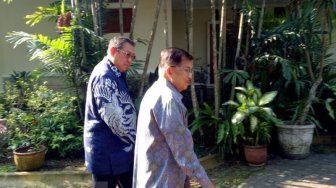 SBY dan Ketua Dewan Pers Sambut Kedatangan Wapres JK di Cikeas