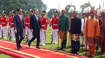 Presiden Joko Widodo berjalan bersama Presiden Argentina Mauricio Macri di Istana Bogor, Rabu (26/6). [Suara.com/Ummi Hadyah Saleh]