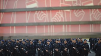 Personel Brimob Polri bersiap melakukan pengamanan di sekitar Gedung Mahkamah Konstitusi (MK), Jakarta, Rabu (26/6). ANTARA FOTO/Nova Wahyudi