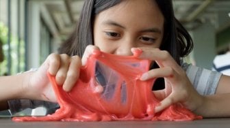 Viral Proses Mengejutkan Pembuatan Slime, Warganet: Pantas Bau Kaus Kaki