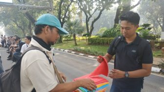 Jakarta Panas, Handuk Laris Manis Dibeli Pendemo FPI dan Alumni 212 di MK
