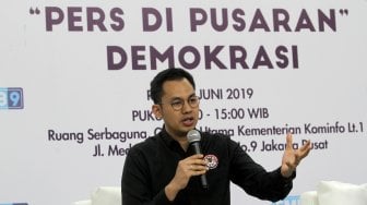 Ketua KPI Yuliandre Darwis berdialog dalam kegiatan diskusi dan jumpa pers Kominfo Forum Merdeka Barat (FMB 9) di Kantor Kementerian Komunikasi dan Informasi (Kominfo), Jakarta, Rabu (26/7). [Suara.com/Arief Hermawan P]