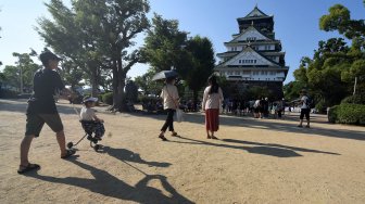 Wisatawan berkunjung ke Istana Osaka di Distrik Chuoku, Osaka, Jepang, Selasa (25/6). ANTARA FOTO/Indrianto Eko Suwarso