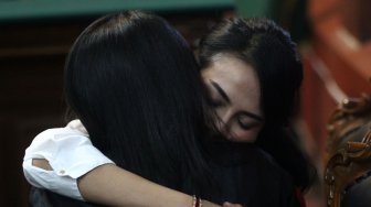 Terdakwa kasus dugaan penyebaran konten asusila Vanessa Angel (kanan) memeluk salah satu tim kuasa hukumnya sesaat sebelum menjalani sidang putusan di Pengadilan Negeri (PN) Surabaya, Jawa Timur, Rabu (26/6). ANTARA FOTO/Moch Asim