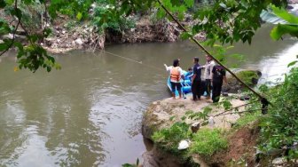 Asyik Berenang, Dua Anak Hilang Terbawa Arus Sungai Ciliwung