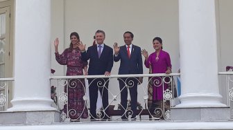 Presiden Joko Widodo didampingi Ibu Negara Iriana Joko Widodo berbincang dengan Presiden Argentina Mauricio Macri dan istri Juliana Awada di Istana Bogor, Rabu (26/6). Suara.com/Ummi Hadyah Saleh]