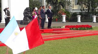 Presiden Joko Widodo didampingi Ibu Negara Iriana Joko Widodo menerima kunjungan Presiden Argentina Mauricio Macri dan istri Juliana Awada di Istana Bogor, Rabu (26/6). Suara.com/Ummi Hadyah Saleh]