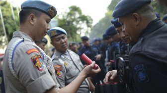 Personel Propam Polda Metro Jaya memeriksa peluru gas air mata milik salah satu personel Brimob sebelum melakukan pengamanan di sekitar Gedung Mahkamah Konstitusi (MK), Jakarta, Rabu (26/6). ANTARA FOTO/Nova Wahyudi