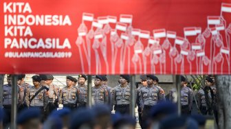 Personel Samapta Polri bersiap melakukan pengamanan di sekitar Gedung Mahkamah Konstitusi (MK), Jakarta, Rabu (26/6). ANTARA FOTO/Nova Wahyudi