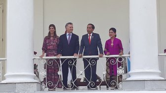 Presiden Joko Widodo didampingi Ibu Negara Iriana Joko Widodo berbincang dengan Presiden Argentina Mauricio Macri dan istri Juliana Awada di Istana Bogor, Rabu (26/6). Suara.com/Ummi Hadyah Saleh]