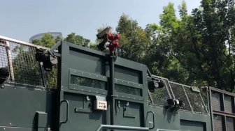 Cuma Indonesia yang Punya, Inilah Fakta Water Cannon yang Bersiaga di MK