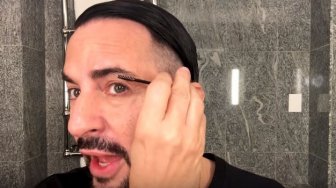 Terjun ke Dunia Kosmetik, Marc Jacobs Cerita Dandan Cantiknya Sehari-hari