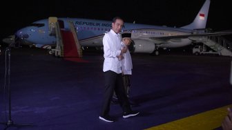 Calon Presiden dan Wakil Presiden nomor urut 01 Joko Widodo (kiri) dan Ma'ruf Amin memberikan keterangan pers terkait putusan MK tentang perselisihan hasil pemilihan umum (PHPU) Pilpres 2019 di Lanud Halim Perdanakusuma Jakarta, Kamis (27/6). ANTARA FOTO/Wahyu Putro A