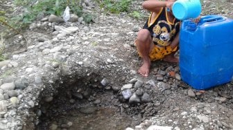 Kesulitan Air Minum, Warga di Cilacap Ini Bikin Sumur di Sungai Mengering