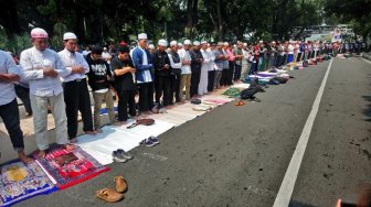 Demonstran di MK Mau Salat, Kemenhan Beri Karpet Sajadah dan Air Wudu