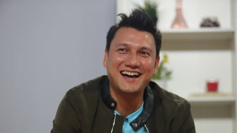 Pakai Seragam Pilot, Gantengnya Christian Sugiono Bikin Warganet 'Melayang'