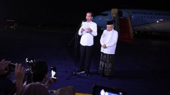 Calon Presiden dan Wakil Presiden nomor urut 01 Joko Widodo (kiri) dan Ma'ruf Amin memberikan keterangan pers terkait putusan MK tentang perselisihan hasil pemilihan umum (PHPU) Pilpres 2019 di Lanud Halim Perdanakusuma Jakarta, Kamis (27/6). ANTARA FOTO/Wahyu Putro A