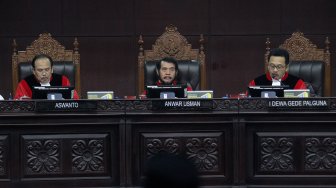 Suasana sidang putusan Perselisihan Hasil Pemilihan Umum (PHPU) di gedung Mahkamah Konstitusi, Jakarta, Kamis (27/6). [Suara.com/Arief Hermawan P]