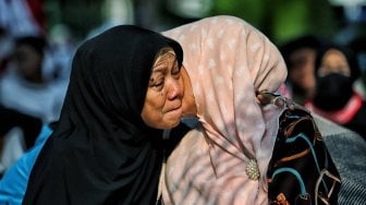 Emak-emak peserta aksi menangis saat mengikuti aksi di kawasan Mahkamah Konstitusi, Jakarta, Kamis (27/6). [Suara.com/Muhaimin A Untung]