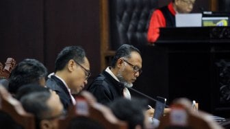 Suasana sidang putusan Perselisihan Hasil Pemilihan Umum (PHPU) di gedung Mahkamah Konstitusi, Jakarta, Kamis (27/6). [Suara.com/Arief Hermawan P]