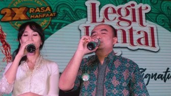 Head of Corporate and Marketing Communication OT Group Harianus Zebua bersama Pakar Teh Indonesia Ratna Somantri menjelaskan tentang produk minuman Legit Kental saat peluncurannya di Jakarta, Jumat (28/6). [Suara.com]