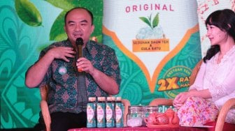 Head of Corporate and Marketing Communication OT Group Harianus Zebua bersama Pakar Teh Indonesia Ratna Somantri menjelaskan tentang produk minuman Legit Kental saat peluncurannya di Jakarta, Jumat (28/6). [Suara.com]