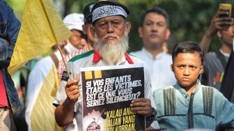 Sejumlah massa aksi melakukan aksi di Komnas HAM, jakarta, Jumat (28/6). [Suara.com/Muhaimin A Untung]