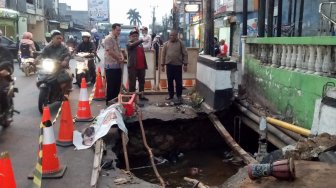 Jembatan Mampang Amblas, Jalan Raya Sawangan Depok Terputus Pagi Ini