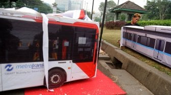 Pekerja menyelesaikan pembuatan kendaraan hias di kawasan Monas, Jakarta, Jumat (28/6). [Suara.com/Arief Hermawan P]