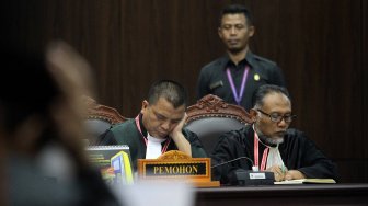 Tim kuasa hukum BPN 02 berdiskusi usai mendengarkan putusan Majelis Hakim dalam sidang putusan Perselisihan Hasil Pemilihan Umum (PHPU) di gedung Mahkamah Konstitusi, Jakarta, Kamis (27/6). [Suara.com/Arief Hermawan P]