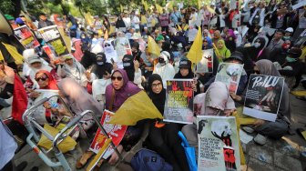 Sejumlah massa aksi melakukan aksi di Komnas HAM, jakarta, Jumat (28/6). [Suara.com/Muhaimin A Untung]