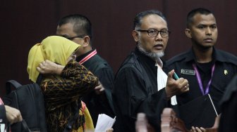 Tim kuasa hukum BPN 02 berdiskusi usai mendengarkan putusan Majelis Hakim dalam sidang putusan Perselisihan Hasil Pemilihan Umum (PHPU) di gedung Mahkamah Konstitusi, Jakarta, Kamis (27/6). [Suara.com/Arief Hermawan P]