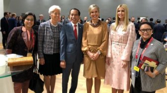 Duh! Jokowi Berfoto Diapit Wanita, Kaesang Mengadu ke Iriana