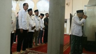 Ma'ruf Amin Jadi Imam, Jokowi Salat Ashar Berjamaah Sebelum ke KPU