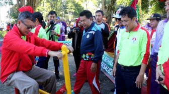 Menpora Resmikan Penggunaan Alat Fitnes di Alun-alun Wonosobo