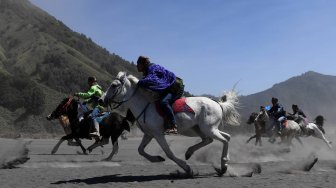 Joki memacu kudanya ketika mengikuti lomba pacuan kuda tradisional di kawasan Gunung Bromo, Probolinggo, Jawa Timur, Minggu (30/6). ANTARA FOTO/Zabur Karuru