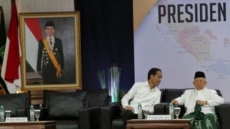 Presiden dan Wakil Presiden terpilih periode 2019-2024, Joko Widodo dan KH Ma'ruf Amin menyampaikan sambutan usai menerima surat keputusan KPU tentang Penetapan Hasil Pemilu 2019 di gedung KPU, Jakarta, Minggu (30/6). [Suara.com/Muhaimin A Untung]