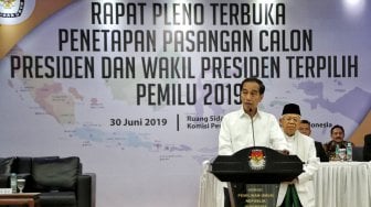 Presiden dan Wakil Presiden terpilih periode 2019-2024, Joko Widodo dan KH Ma'ruf Amin menyampaikan sambutan usai menerima surat keputusan KPU tentang Penetapan Hasil Pemilu 2019 di gedung KPU, Jakarta, Minggu (30/6). [Suara.com/Muhaimin A Untung]