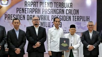 Diutus Prabowo, Habiburokhman Cium Tangan Ma&#039;ruf Usai Jadi Wapres Terpilih