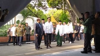 Hadiri Penetapan Presiden Terpilih di KPU, Jokowi Santai Pakai Sneakers