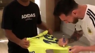 Dikenal Kidal, Messi Buat Tak Percaya Netizen saat Tanda Tangani Jersey Ini