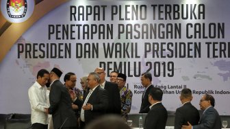 Ketua KPU Arief Budiman beserta komisioner KPU menyerahkan surat keputusan KPU tentang Penetapan Hasil Pemilu 2019 kepada Presiden dan Wakil Presiden terpilih periode 2019-2024, Joko Widodo dan KH Ma'ruf Amin di gedung KPU, Jakarta, Minggu (30/6). [Suara.com/Muhaimin A Untung]