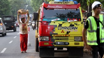 Pekerja menyelesaikan pengerjaan revitalisasi trotoar di kawasan Kemang, Jakarta Selatan, Sabtu (29/6).[Suara.com/Arief Hermawan P]