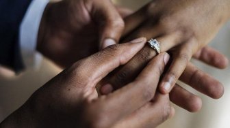 Wanita Ini Terkejut Setelah Tahu Suaminya yang Meninggal adalah Ayahnya