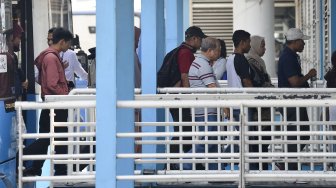 Calon penumpang bus Transjakarta memadati Halte Harmoni, Jakarta, Senin (1/7). [ANTARA FOTO/Nova Wahyudi]
